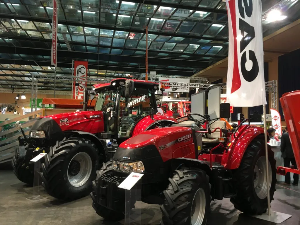 Case-Maxxum-Traktor in der Ausstellungshalle von Egger Landmaschinen.