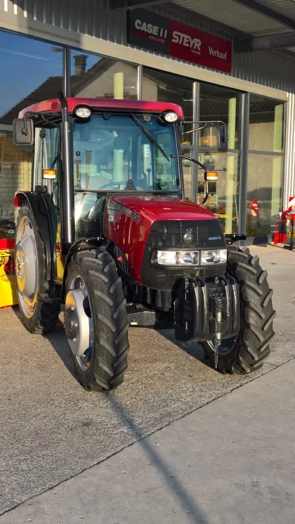 Case-Traktor eines Kunden vor der offenen Werkstatt in Mettlen.